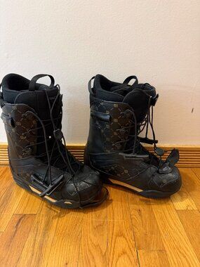 Atomic Snowboard Boots Size US 8 Black With Patterned Design - Mens Snow Gear